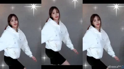 BJ Soyoon {BJ내가소윤이야} ~ Momoland THUMPS UP dance 1